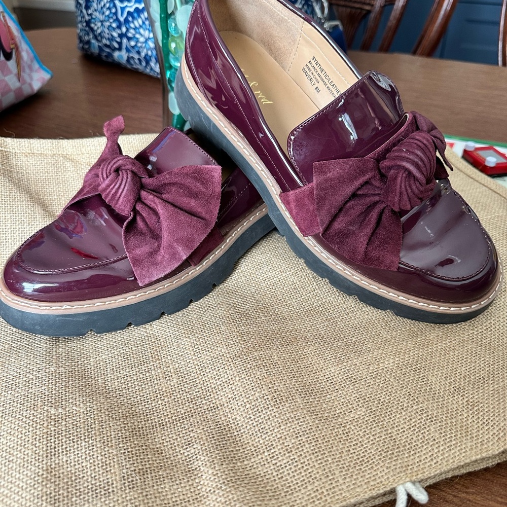 👞 Violet & Red Burgundy Patent Loafers with Bow – Women’s Size 8M 💜
